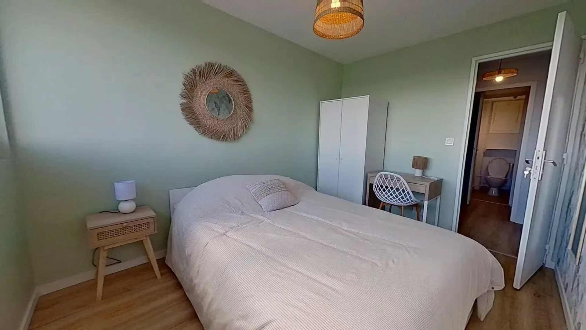 Student-friendly room in with modern amenities