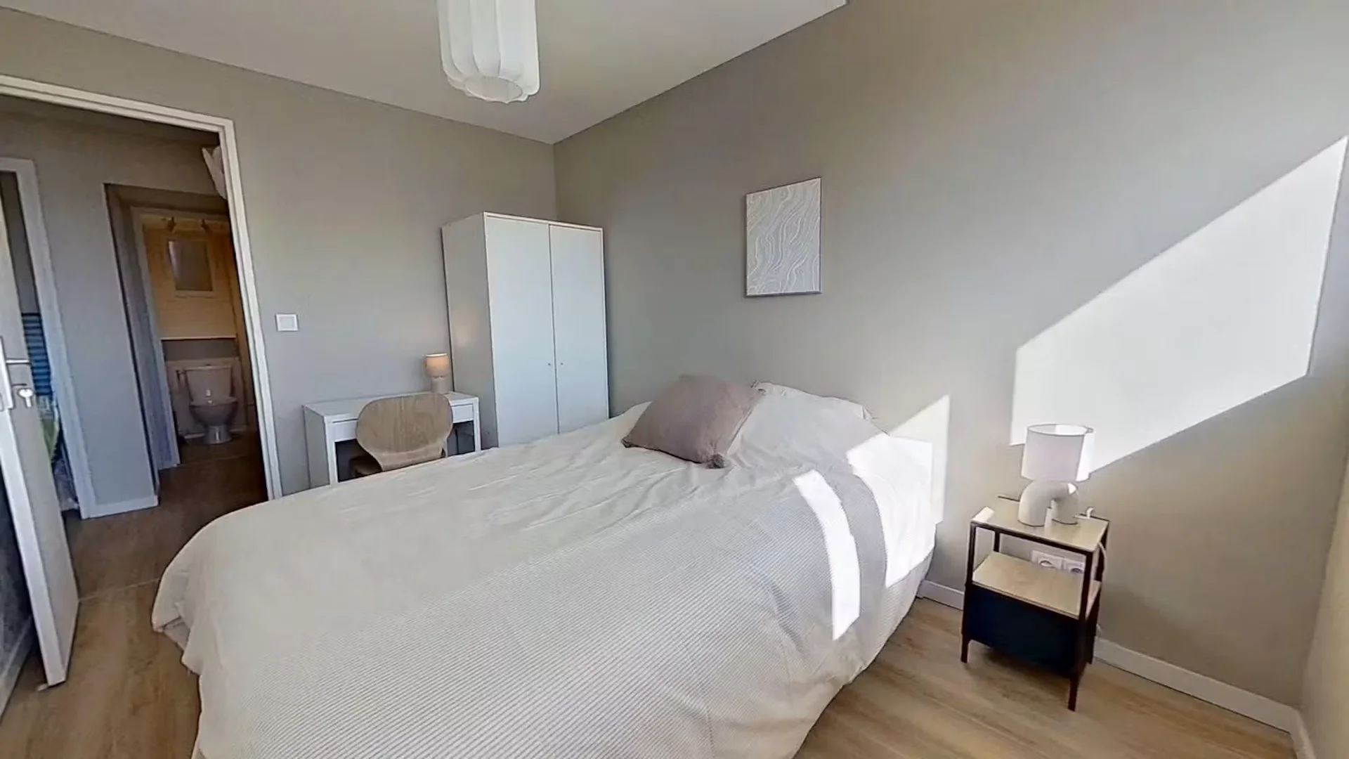 Affordable room for students with ample lighting in 