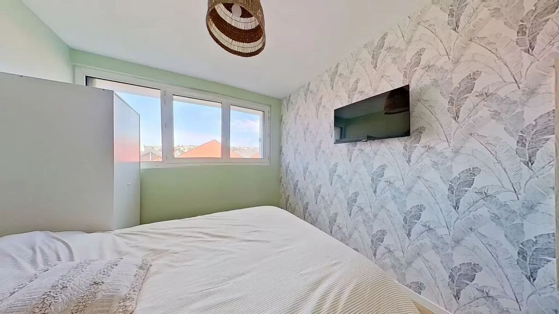 Economical student room with convenient location in