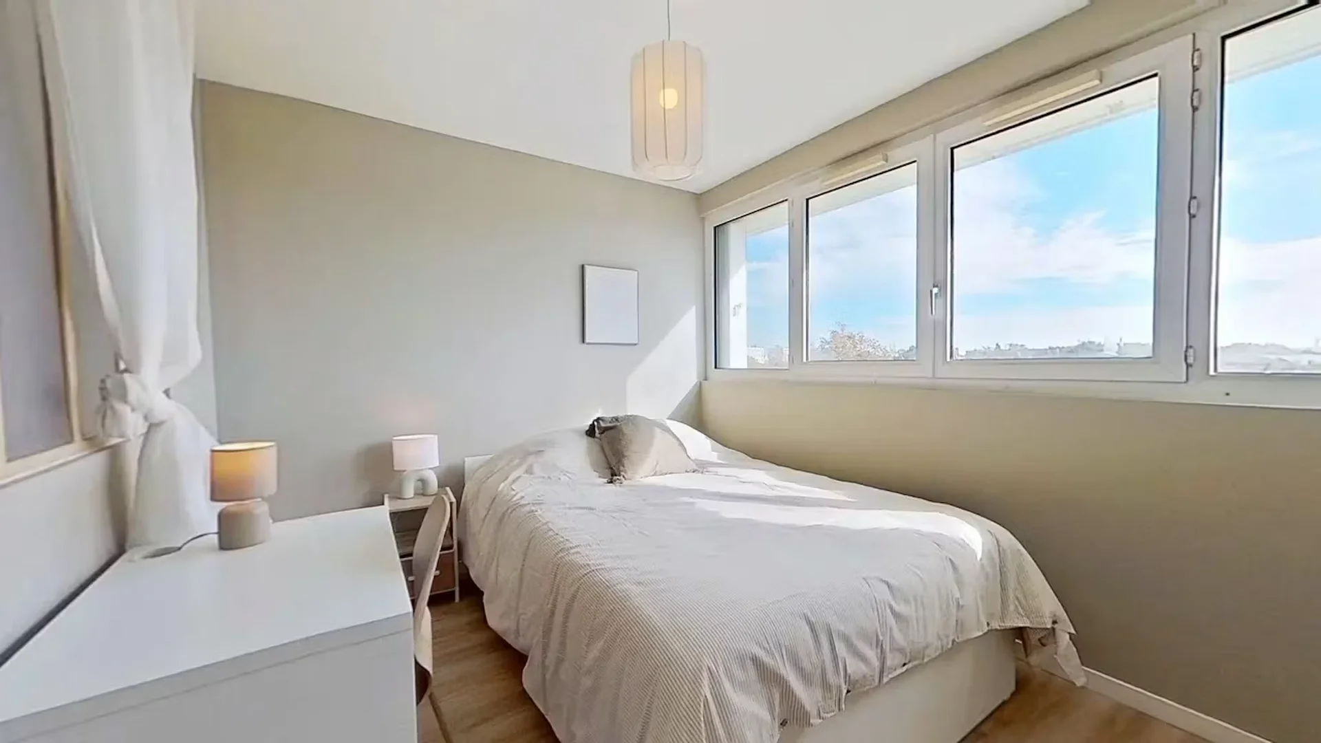 Bright and airy student room with easy university access in 