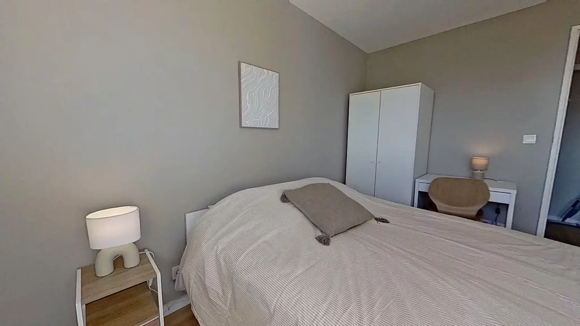Chambre d'étudiant économique avec emplacement pratique dans