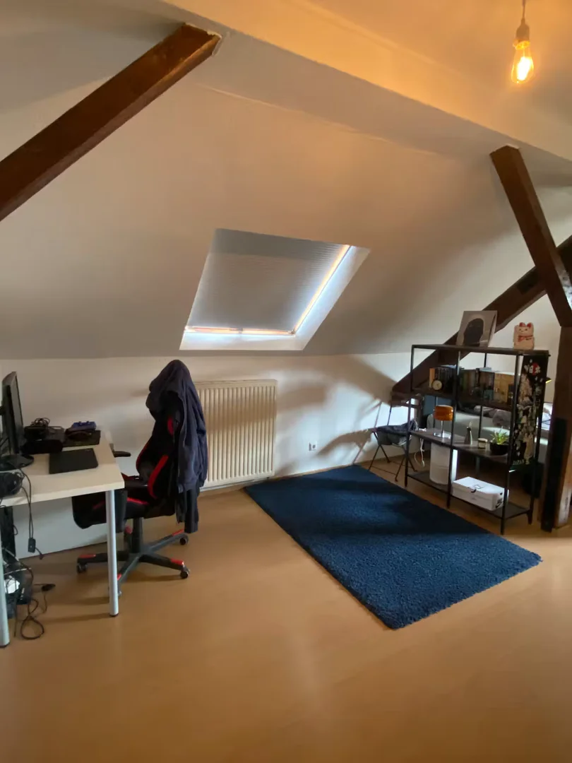 Quarto acessível para estudantes com iluminação ampla em