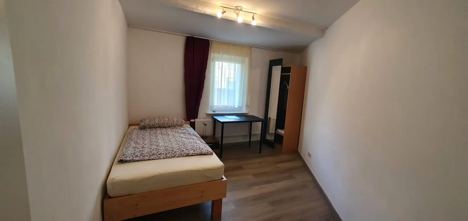 Funkcjonalny pokój studencki idealny do nauki w 