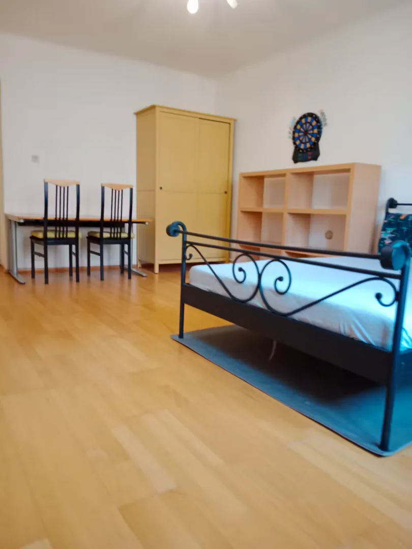 Bright and airy student room with easy university access in 