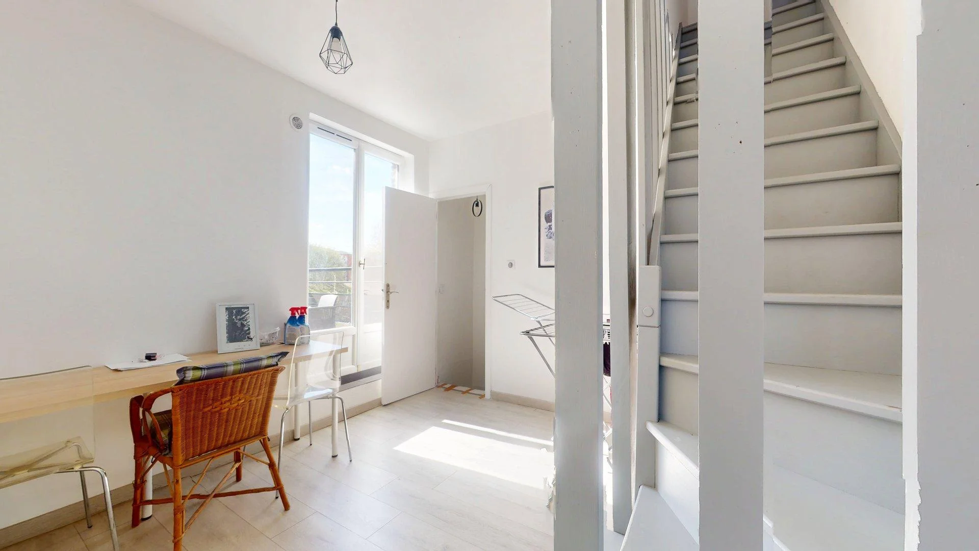 Quarto acessível para estudantes com iluminação ampla em 