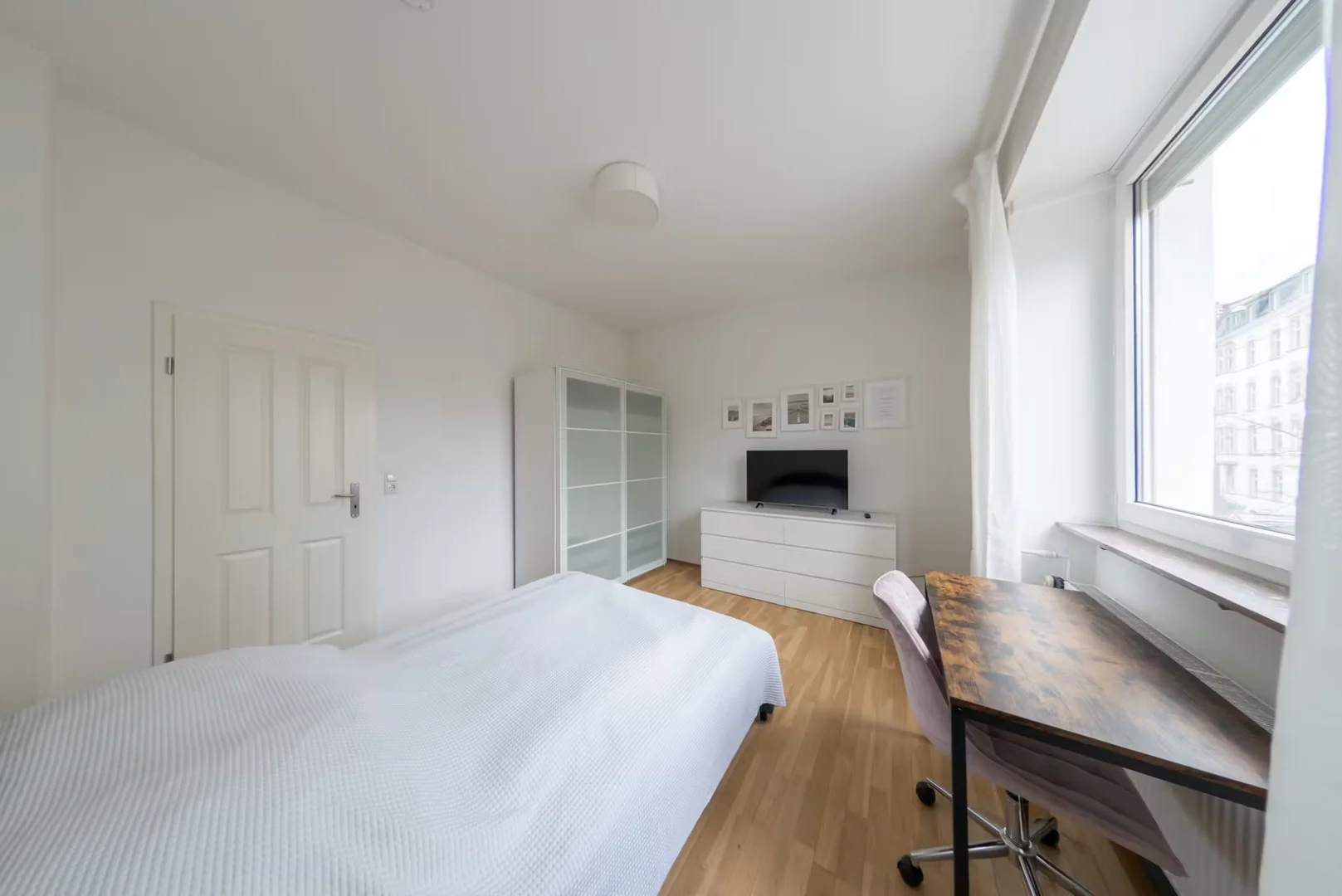 Quarto de estudante luminoso e arejado com acesso fácil à universidade em