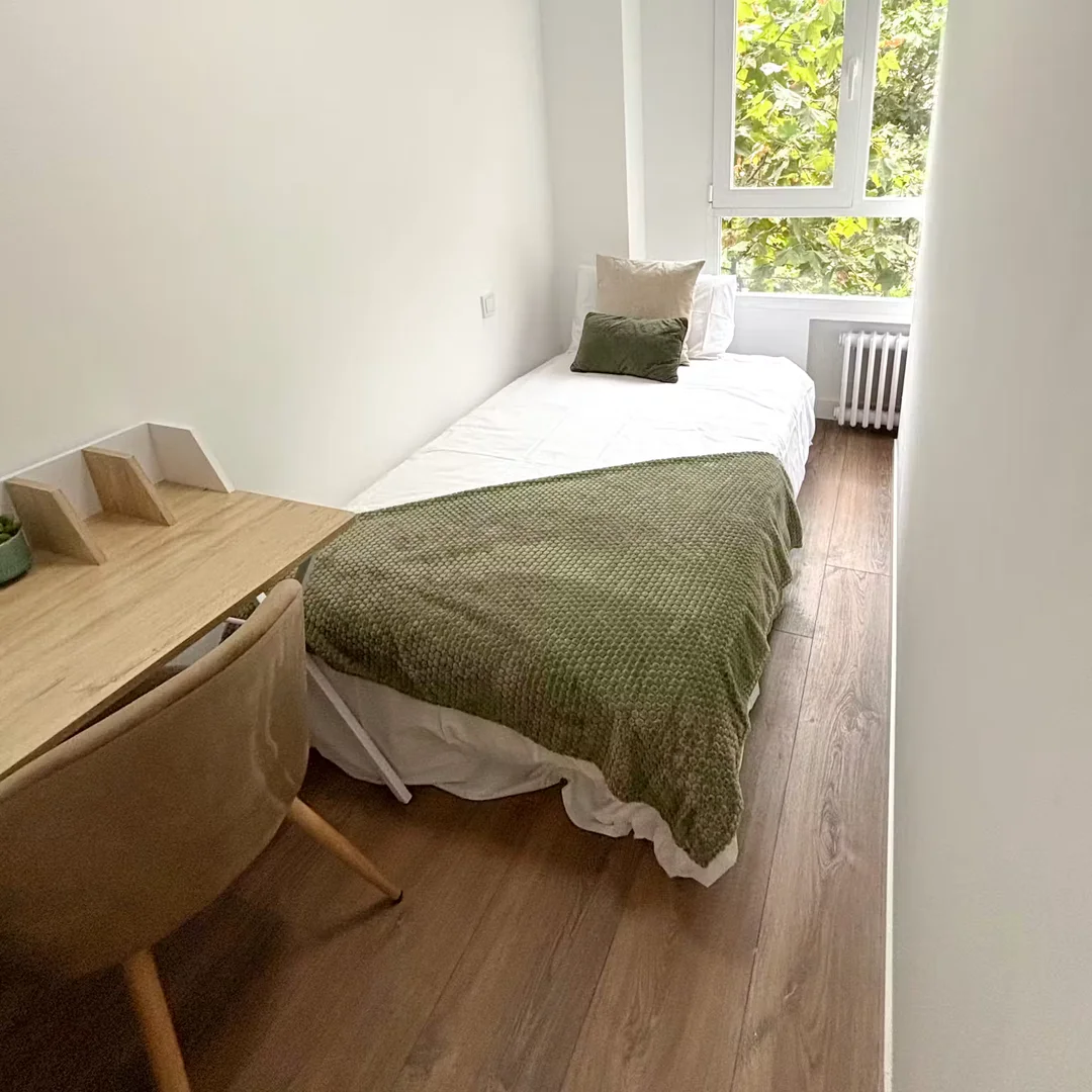 Bright and airy student room with easy university access in 