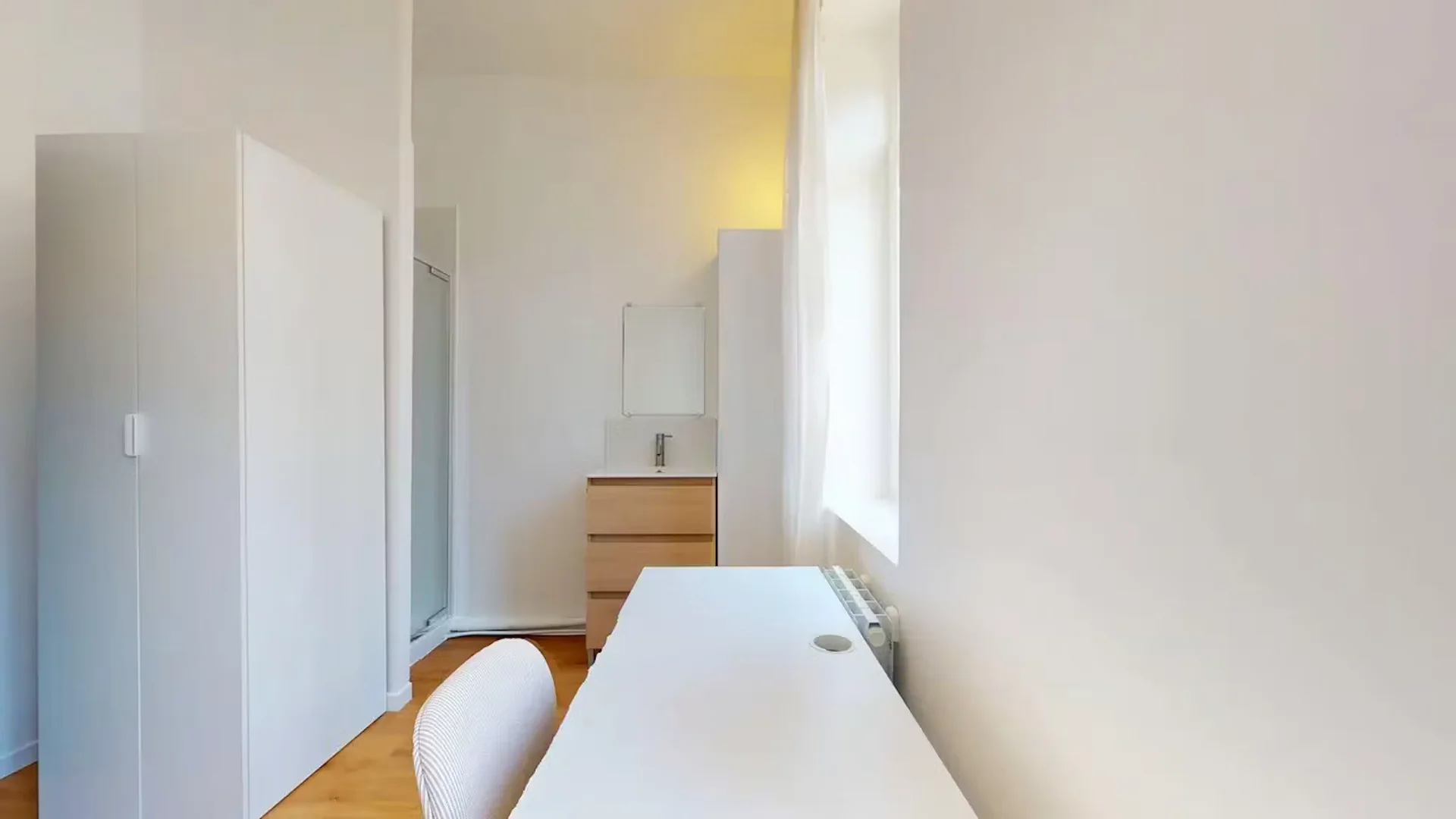 Chambre abordable pour les étudiants avec un bon éclairage dans 