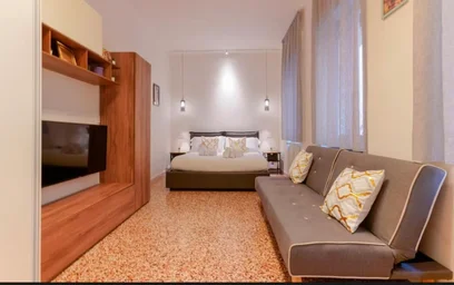 Dairenin tamamı konumu Via Farini, Santo Stefano, 10 10 görüntüsü