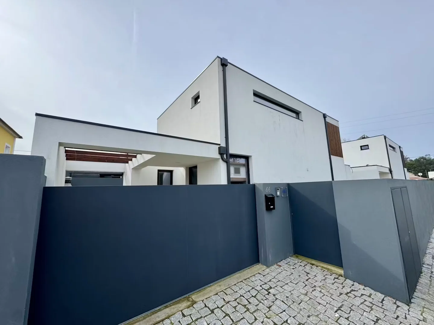 Rua de Pedarroso, Âncora
