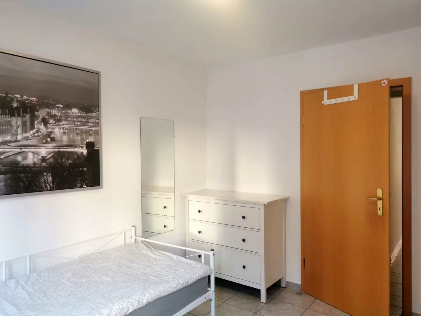 'de öğrenci dairesinde, tamamen mobilyalı kiralık oda
