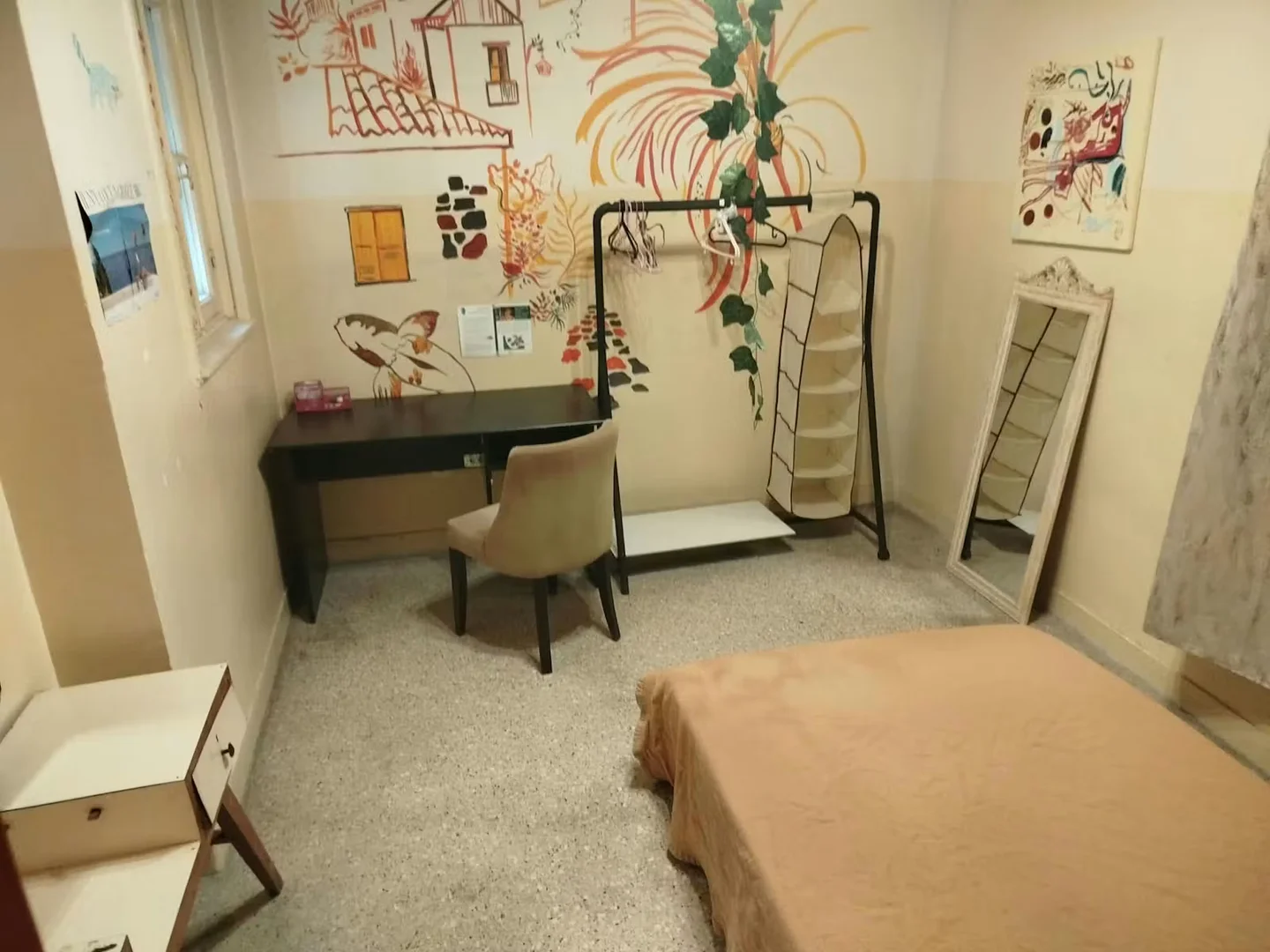 Quarto de estudante económico com localização conveniente em 