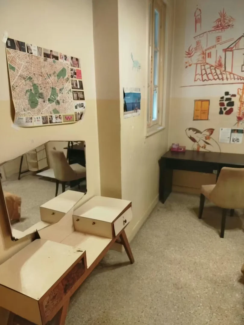 Quarto de estudante confortável e espaçoso em 