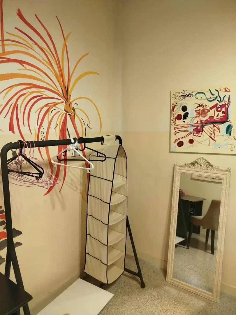 Quarto de estudante luminoso e arejado com acesso fácil à universidade em 