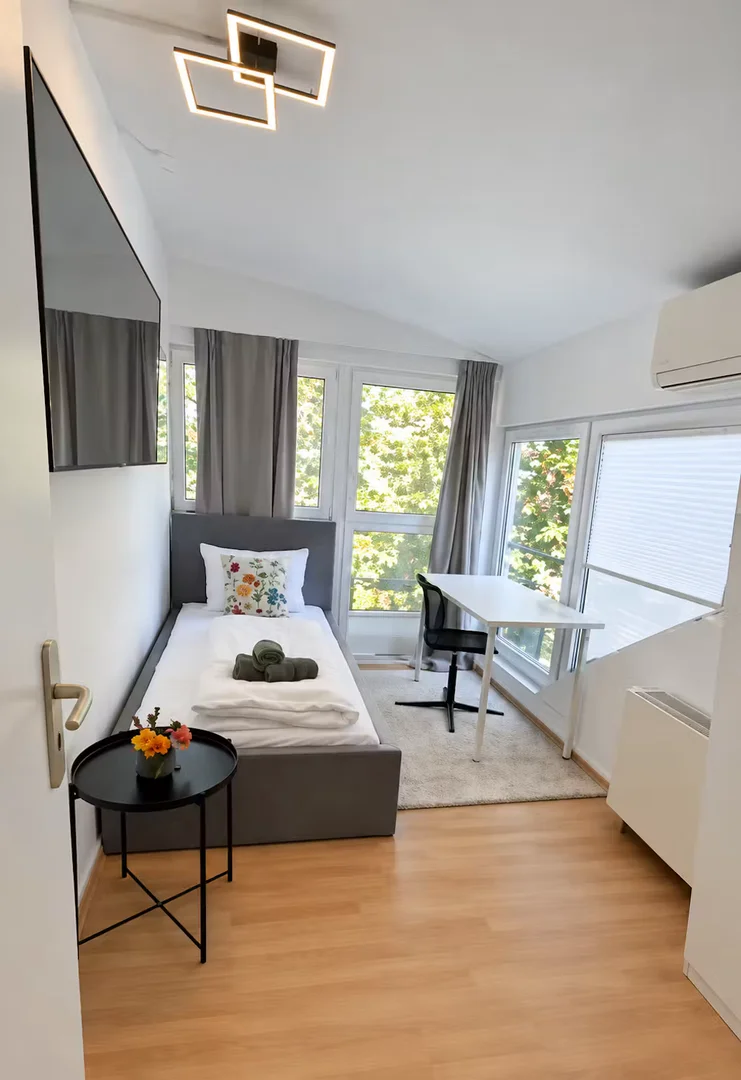 Bezahlbares Zimmer für Studenten mit ausreichender Beleuchtung in