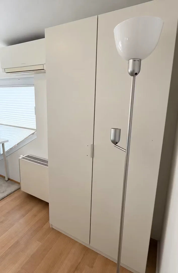 'da öğrenciler için yeterli aydınlatmaya sahip uygun fiyatlı oda