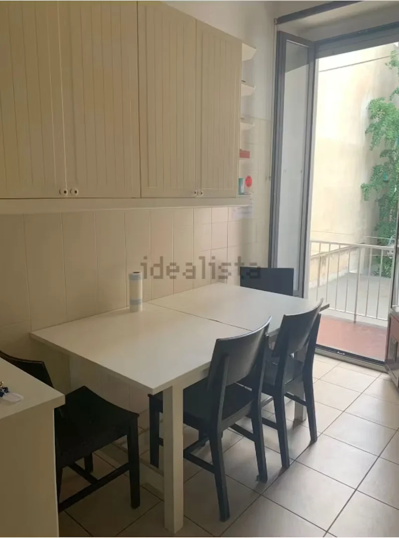 Quarto de estudante em  com área de estudo e instalações partilhadas