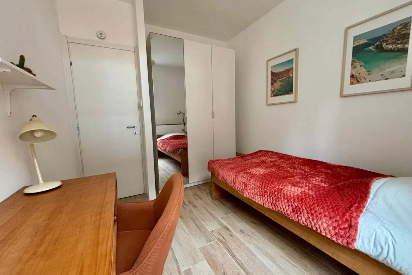 Quarto de estudante económico com localização conveniente em 