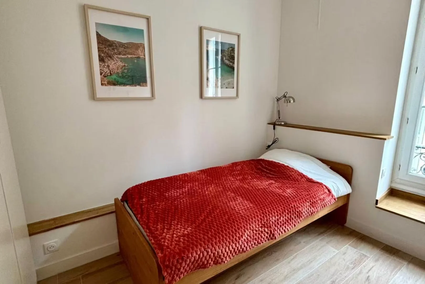 Quarto acessível para estudantes com iluminação ampla em 