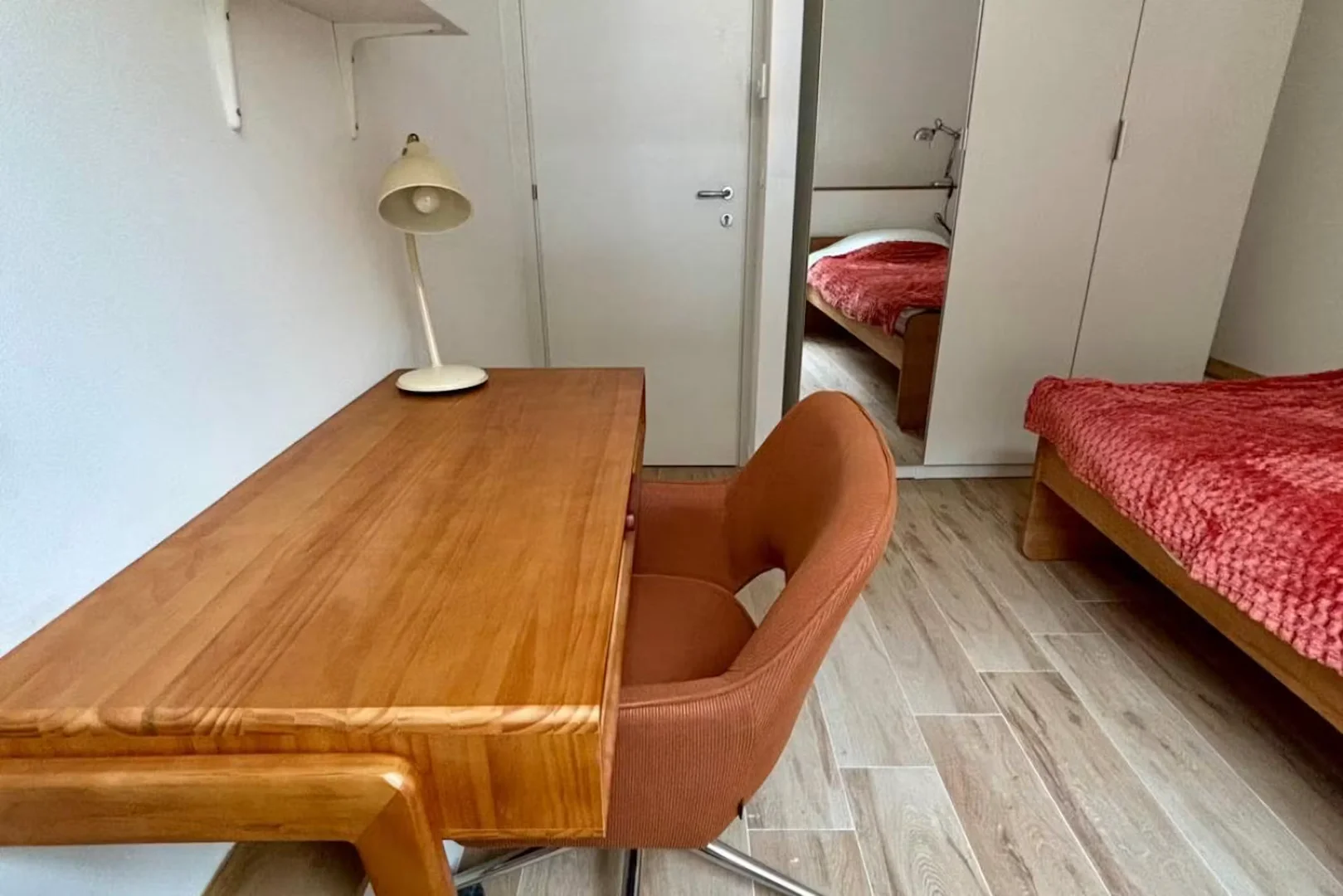 Quarto de estudante económico com localização conveniente em 