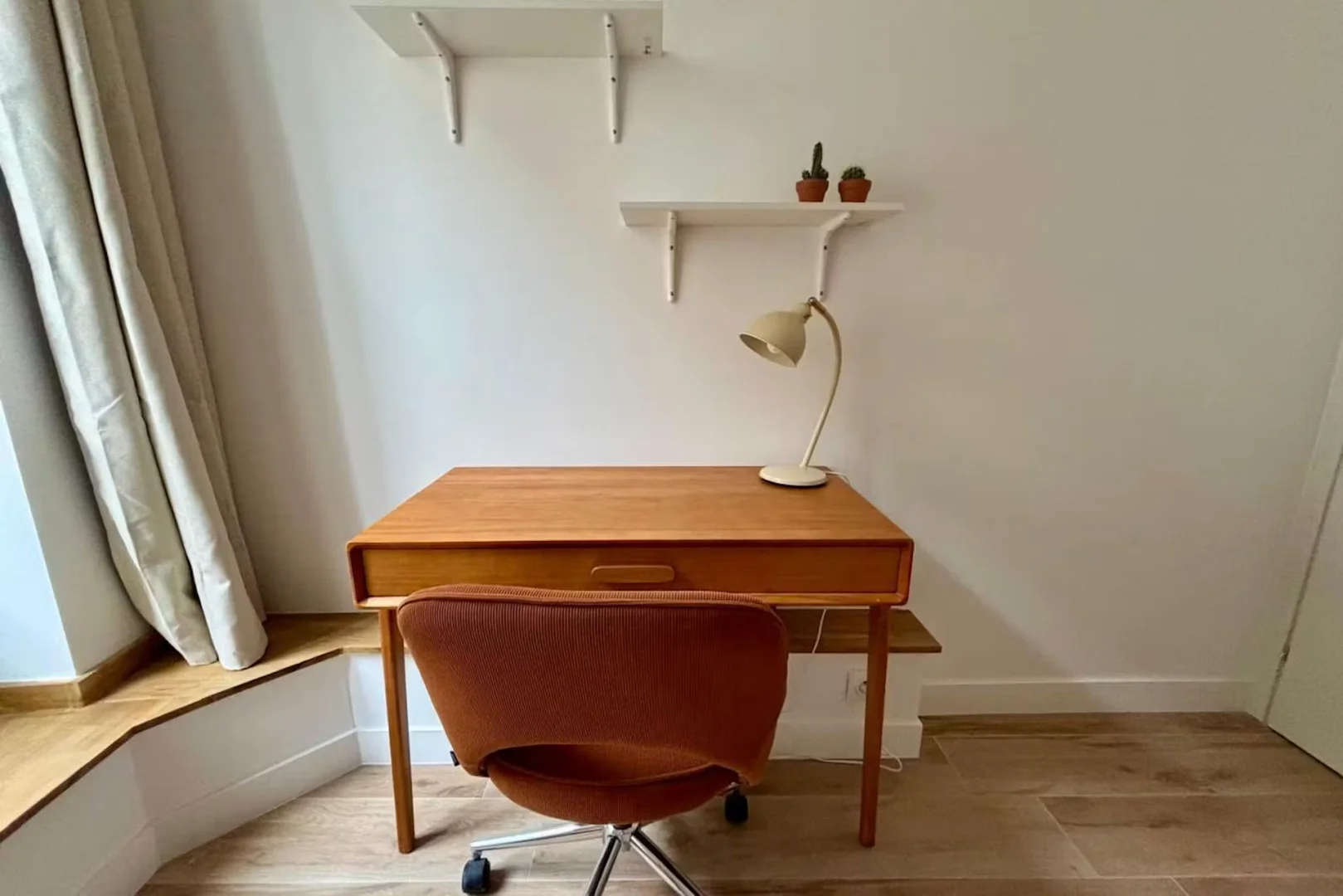 Quarto para alugar em apartamento de estudantes em , totalmente mobilado