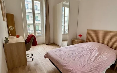 Quarto para alugar num apartamento partilhado em {area}