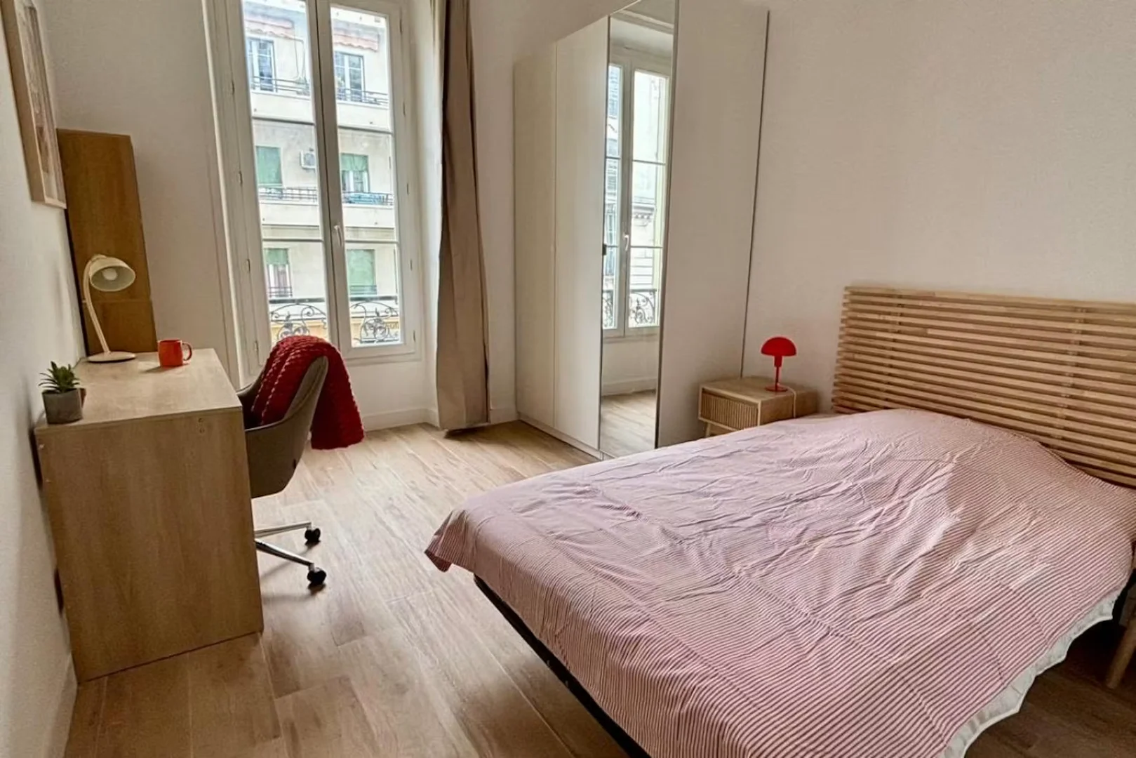 Quarto de estudante em  com área de estudo e instalações partilhadas