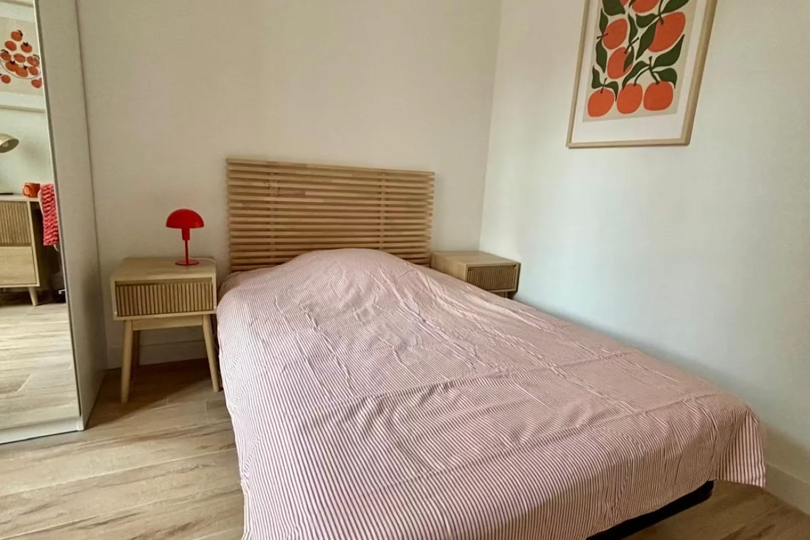 Quarto de estudante em  com área de estudo e instalações partilhadas