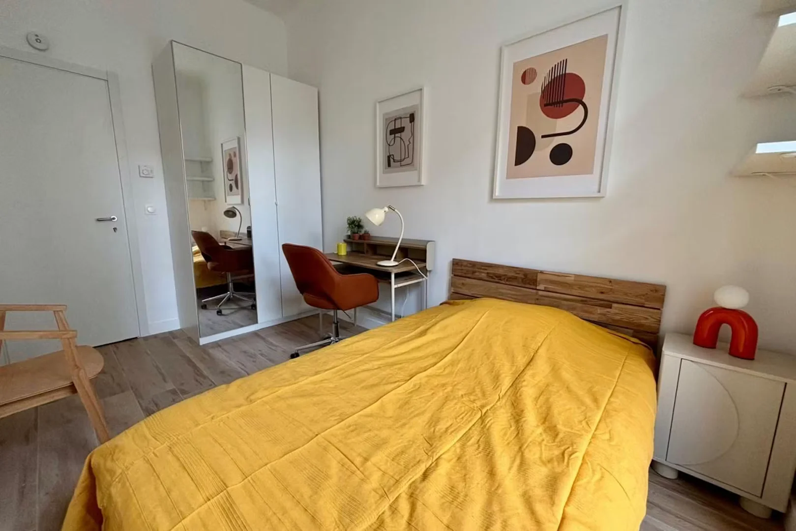 Quarto de estudante em com área de estudo e instalações partilhadas