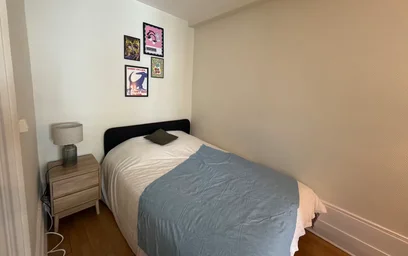 Quarto para alugar com cama de casal em {area}