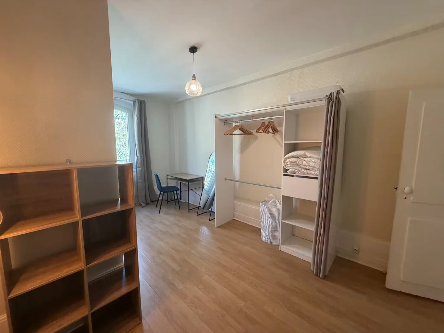 Quarto de estudante em  com área de estudo e instalações partilhadas