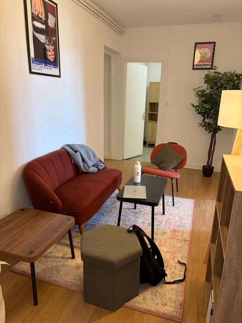 Quarto acessível para estudantes com iluminação ampla em 