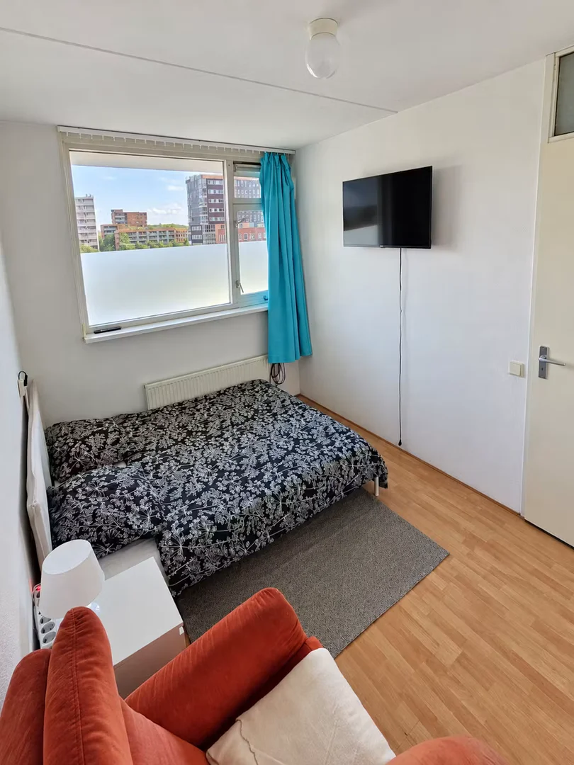 Habitación estudiantil funcional perfecta para estudiar en 