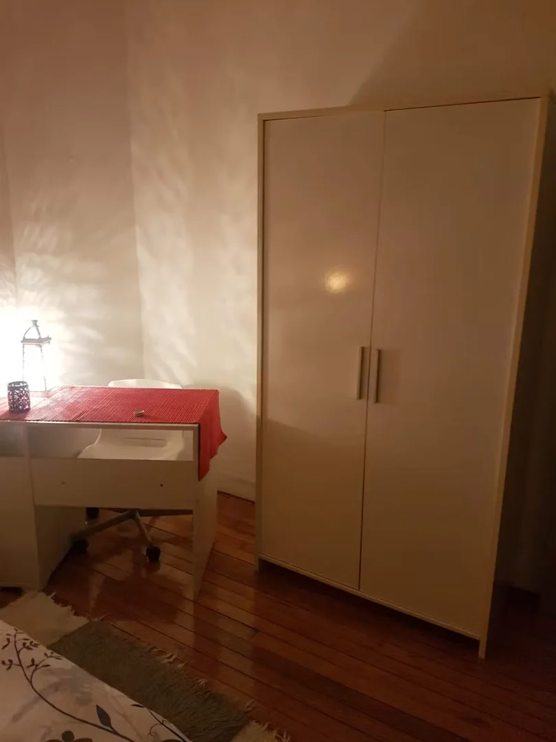 Chambre d'étudiant à  avec espace d'étude et installations communes