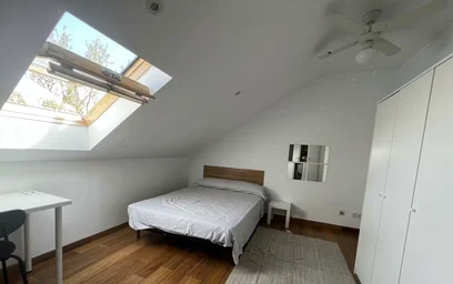 Zimmer mit Doppelbett zu vermieten {area}