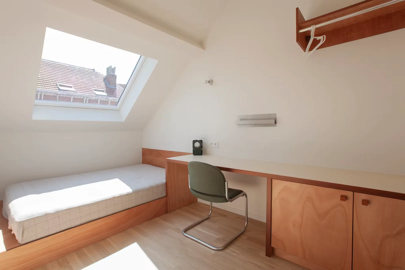 Quarto acessível para estudantes com iluminação ampla em