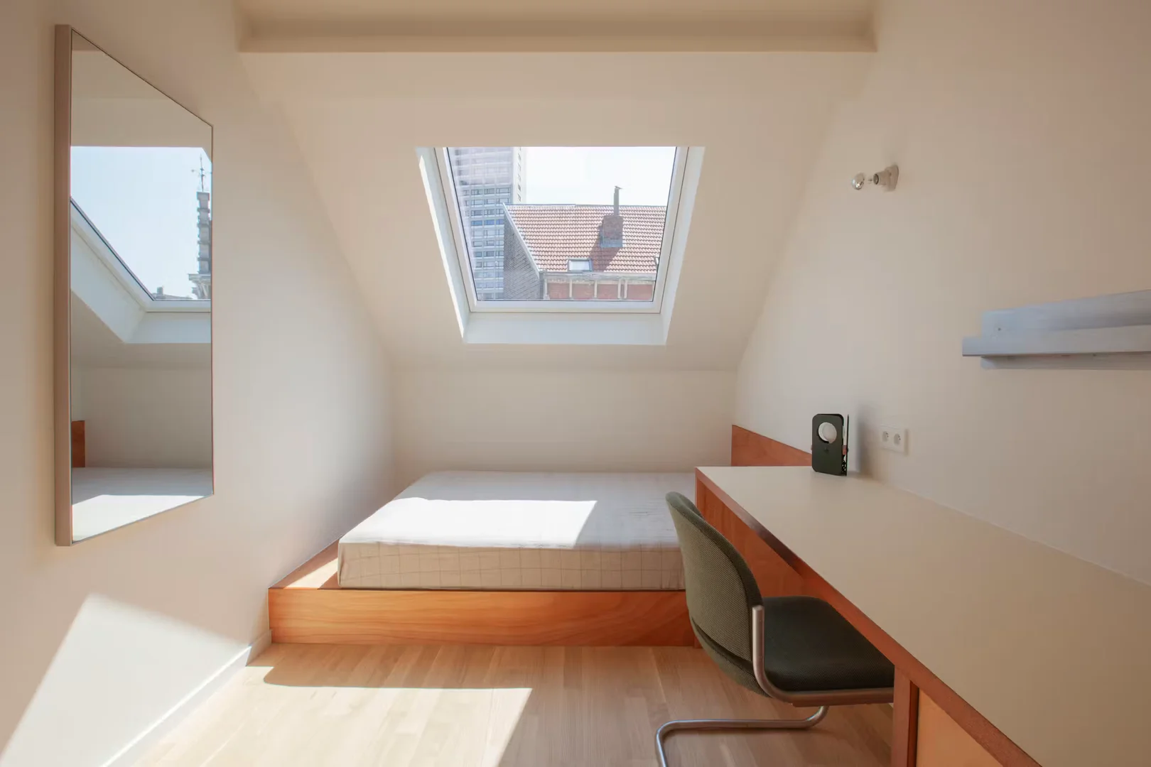 Quarto de estudante em com área de estudo e instalações partilhadas