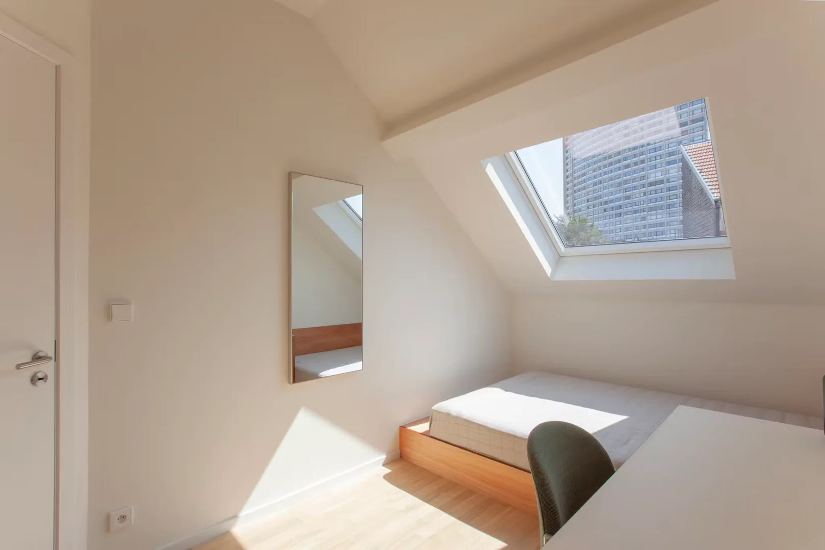 Quarto acessível para estudantes com iluminação ampla em