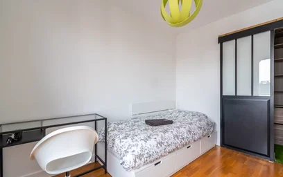 Bright private room in {area}