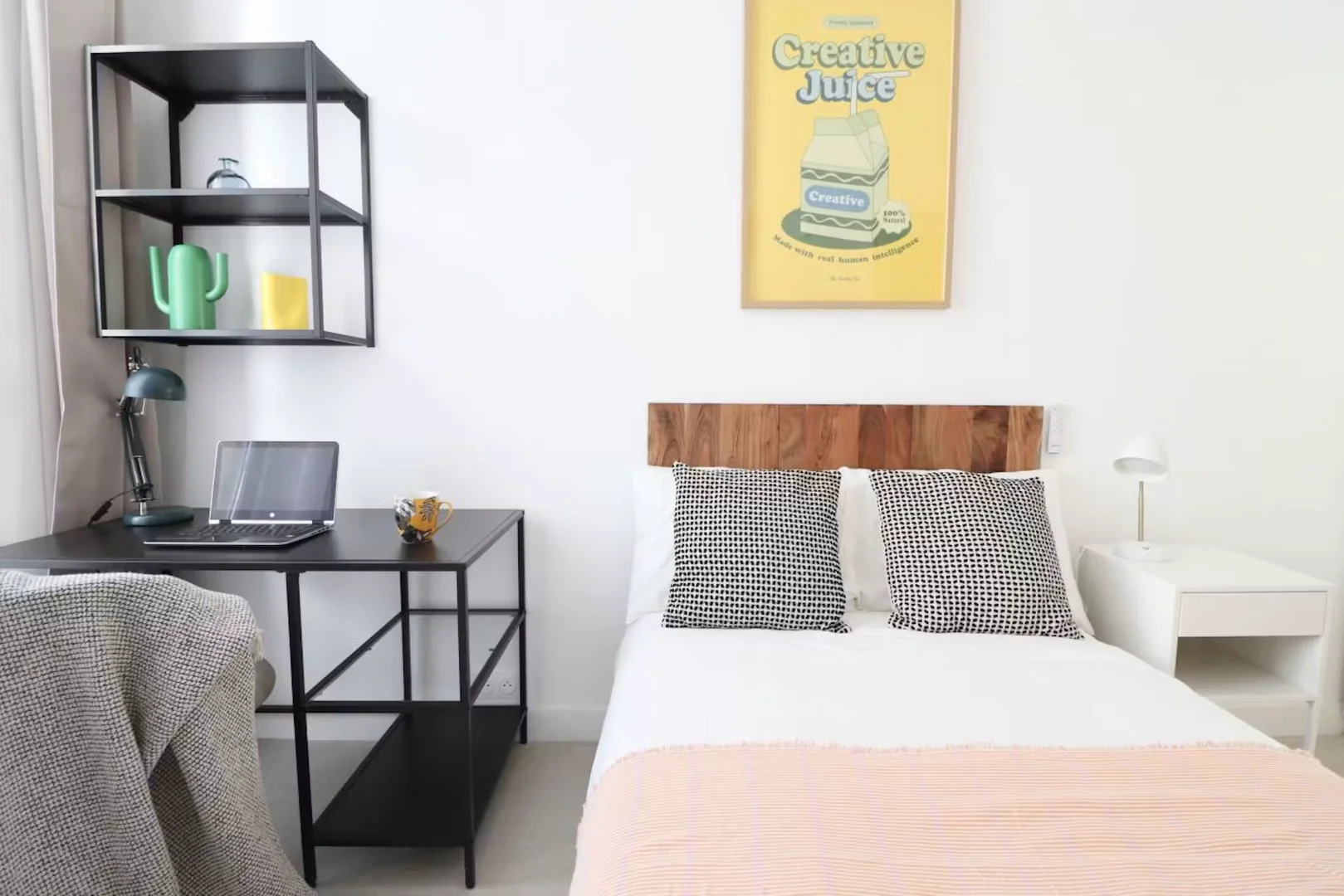 Quarto de estudante em  com área de estudo e instalações partilhadas