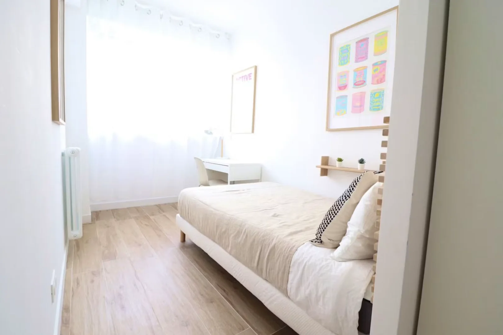 Quarto acessível para estudantes com iluminação ampla em 