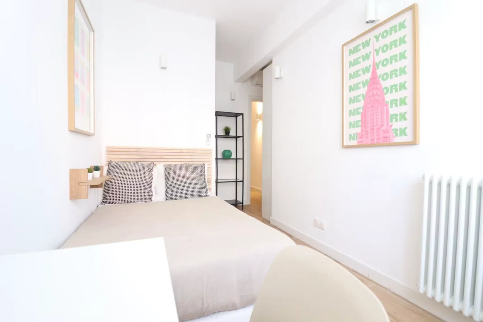 Quarto acessível para estudantes com iluminação ampla em 