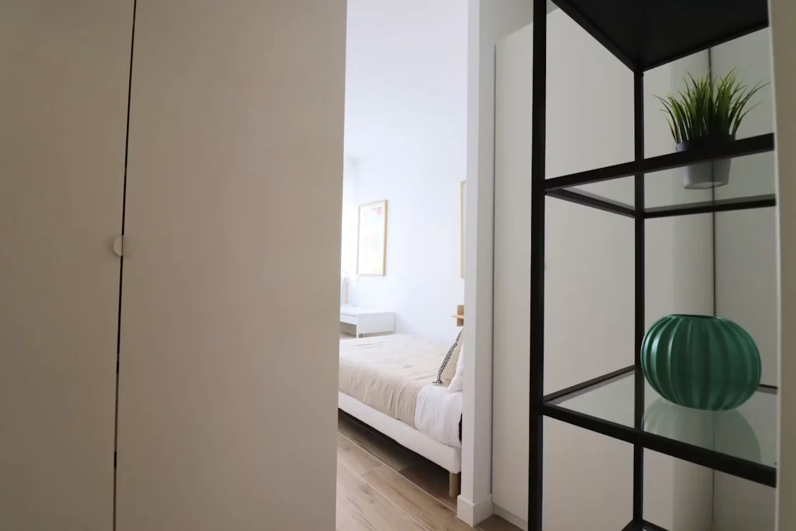 Quarto acessível para estudantes com iluminação ampla em 