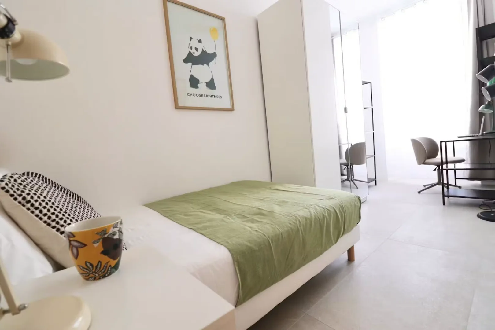 Quarto de estudante confortável e espaçoso em 