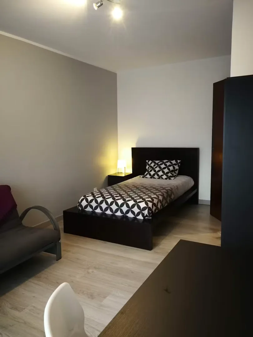 Bezahlbares Zimmer für Studenten mit ausreichender Beleuchtung in