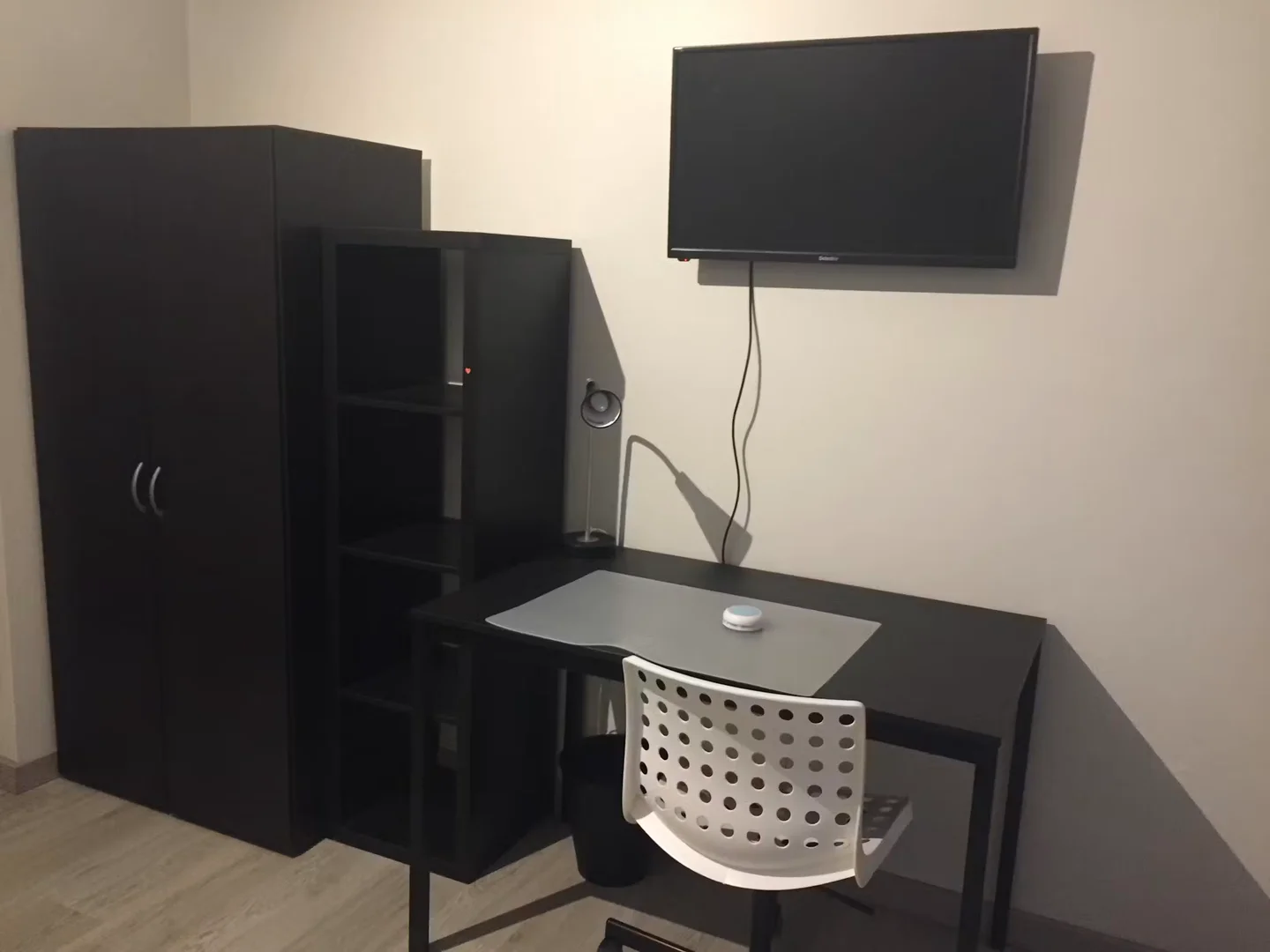 Studentenzimmer in mit Arbeitsbereich und Gemeinschaftseinrichtungen