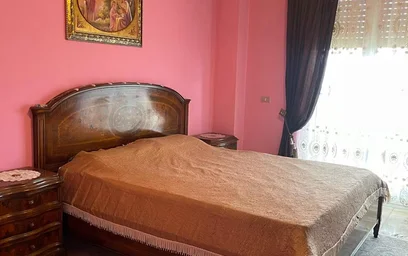 Quarto para alugar com cama de casal em {area}
