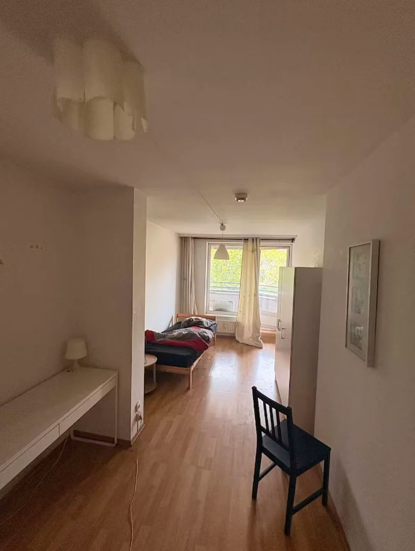 Bezahlbares Zimmer für Studenten mit ausreichender Beleuchtung in