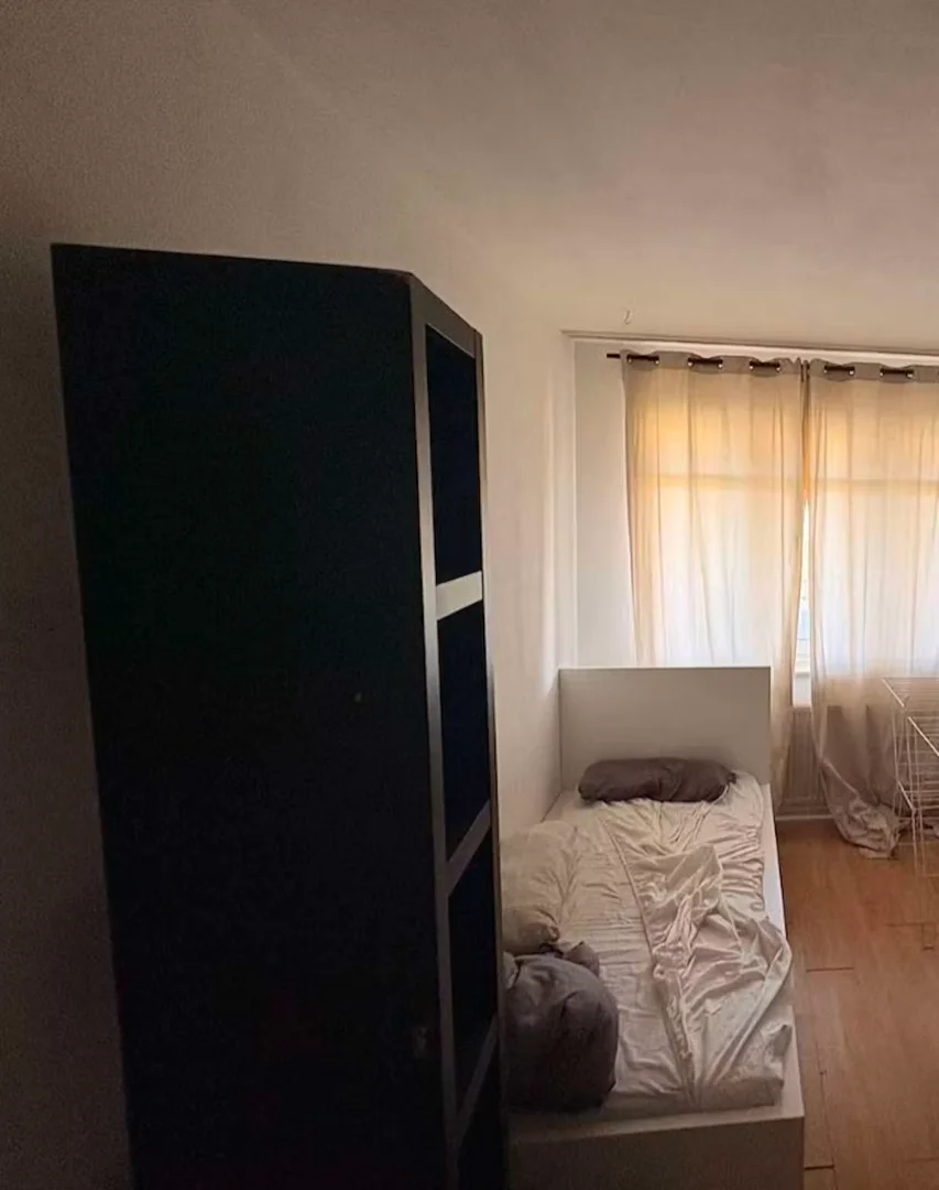 Studentenzimmer in mit Arbeitsbereich und Gemeinschaftseinrichtungen
