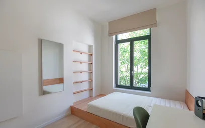 Quarto iluminado em {area}